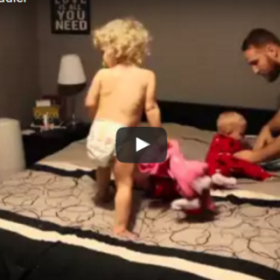Le TRUC de ce PAPA pour habiller ses TRIPLÉS (et son aîné) plus vite que maman !