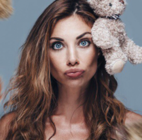 ARIANE BRODIER montre son BABY BUMP sur Instagram !