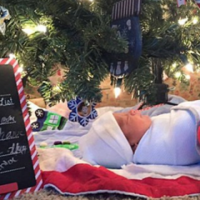 Le PÈRE NOËL est passé en avance... et il a ramené un BÉBÉ !