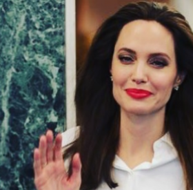 ANGELINA JOLIE, noyée dans son PEIGNOIR sur TAPIS ROUGE