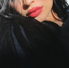 Cette BIMBO star ENCEINTE et FIANCÉE ?!