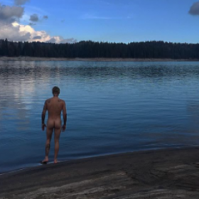 Justin Bieber montre ses FESSES