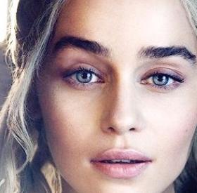 ALERTE : EMILIA CLARKE ne RESSEMBLE PLUS à ÇA !