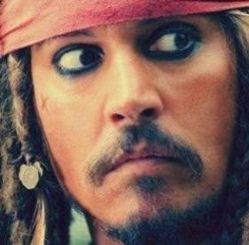 JOHNNY DEPP enfile le costume de JACK SPARROW POUR des ENFANTS MALADES