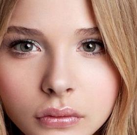 CHLOË GRACE MORETZ : son TRAITEMENT SECRET pour une PEAU PARFAITE