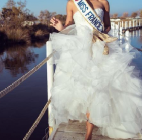 MISS FRANCE en VACANCES dans un MINI-MINI BIKINI