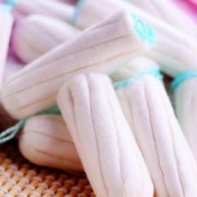 Les TAMPONS PÉRIODIQUES contiennent des résidus potentiellement TOXIQUES