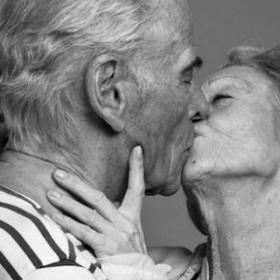 PHOTOS : regardez ces COUPLES qui s'EMBRASSENT avec PASSION