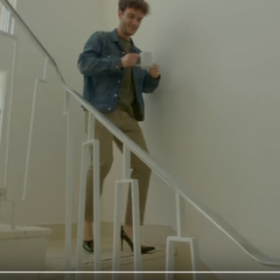 VIDÉO : quand des HOMMES essaient des TALONS HAUTS !