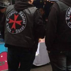 Une BRIGADE de BIKERS lutte CONTRE le HARCÈLEMENT SCOLAIRE d'une DRÔLE de FAÇON !