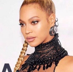 Pour NOËL, BEYONCE vous présente... ses SEINS ? son SAPIN ?