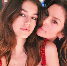 La FILLE de CINDY CRAWFORD en COUPLE avec le FILS de...