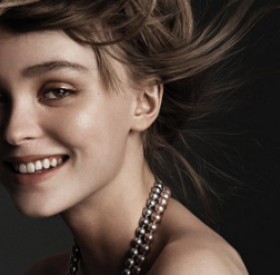LILY-ROSE DEPP pose SEINS NUS : la PHOTO qui AFFOLE ses FANS !
