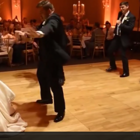 VIDÉO : le MARIÉ surprend sa FEMME avec une CHORÉGRAPHIE HILARANTE !