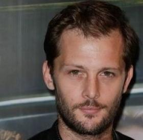 NICOLAS DUVAUCHELLE : BÉBÉ est aussi photogénique que PAPOUNET !