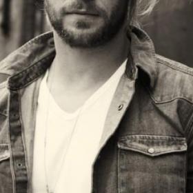 On a trouvé le SOSIE de CHRIS HEMSWORTH (et il est policier)