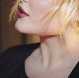 Son père jouait dans ALERTE à MALIBU, elle est MANNEQUIN GRANDE TAILLE aujourd'hui, découvrez HAYLEY !