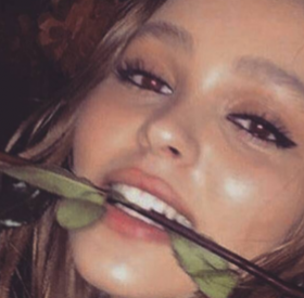 LILY-ROSE DEPP en met PLEIN LA VUE AU DÉFILÉ CHANEL