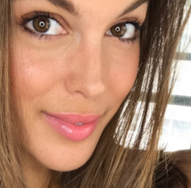 IRIS MITTENAERE : mini BIKINI SUPER SEXY au soleil !