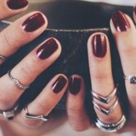 Découvrez POURQUOI ce VERNIS à ONGLES est ANTI-AGRESSION SEXUELLE !