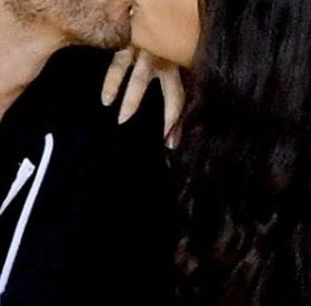 Ce COUPLE de STARS raconte son ÉTRANGE premier BAISER