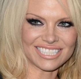 PAMELA ANDERSON : TRANSFORMÉE TOTALEMENT à CANNES !