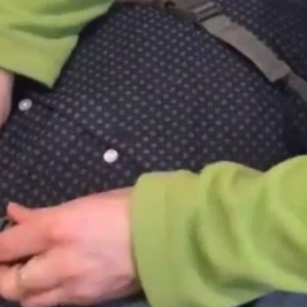 VIDÉO : elle fait RENTRER TOUS ses VÊTEMENTS dans une PETITE VALISE ! (et sans les froisser!)