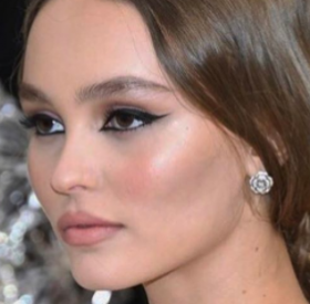 LILY-ROSE DEPP : CANON avec zéro MAKE UP !