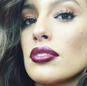 ASHLEY GRAHAM met des BAGELS sur ses SEINS et se FILME !