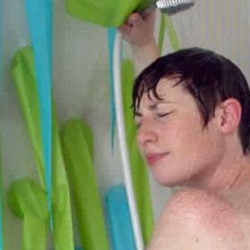 Ce rideau va vous éjecter de la DOUCHE !