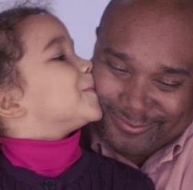 VIDÉO : ces PAPAS inculquent L'ESTIME de SOI à leurs FILLES