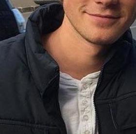 Ce BEAU GOSSE de SÉRIE n'a jamais eu de GIRLFRIEND ! 