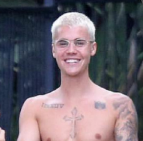 JUSTIN BIEBER dévoile ses ÉNORMES NOUVEAUX TATOUAGES