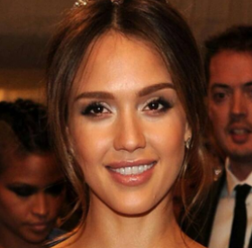 JESSICA ALBA : tout BABY BUMP dehors à la PLAGE !