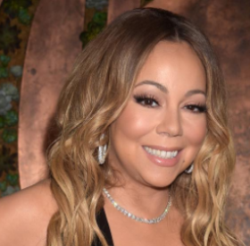 MARIAH CAREY : dans la RUE et son DÉCOLLETÉ tout en TÉTON #OhLaLaaaaaaaa