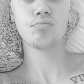 JUSTIN BIEBER provoque une BAGARRE et se prend une RACLÉE !