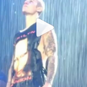 JUSTIN BIEBER : et ENCORE une GAMELLE sur SCÈNE !