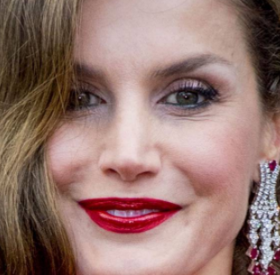 LETIZIA d'ESPAGNE concurrence KATE MIDDLETON avec cette ROBE ROUGE FEU