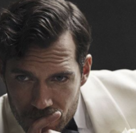 HENRY CAVILL nous MONTRE son SEXY POPOTIN !