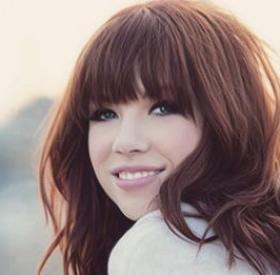 CARLY RAE JEPSEN : son CHANGEMENT RADICAL de LOOK !