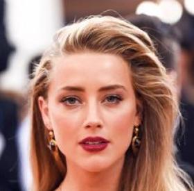 AMBER HEARD : en COUPLE avec ce MILLIARDAIRE ?