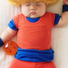 Elle TRANSFORME son BÉBÉ pendant son sommeil et c'est HILARANT