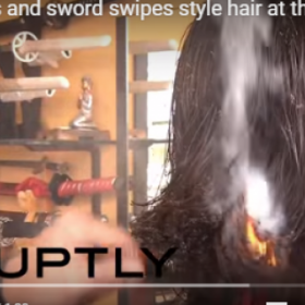 Ce COIFFEUR coupe les cheveux en utilisant du FEU et des SABRES