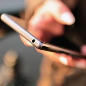ATTENTION, il y a MIEUX que le RIZ pour RÉCUPÉRER un PORTABLE MOUILLÉ !