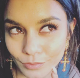 VANESSA HUDGENS passe au CARRÉ façon BICHON FRISÉ pour l'été !