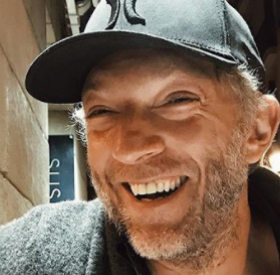 VINCENT CASSEL : photo cu-CUL avec sa GIRLFRIEND 