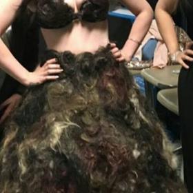 MOMENT GÊNANT : elle CRÉE une ROBE en POILS PUBIENS