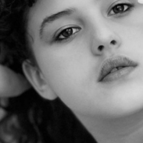 Vous ne DEVINEREZ JAMAIS qui est cette ACTRICE STAR sur cette PHOTO