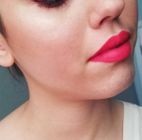 Après le PENIS EYE-LINER, voici l'EYE-LINER...