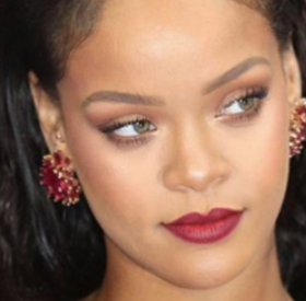 RIHANNA et son étrange ROBE PARACHUTE sur tapis rouge